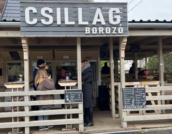 Csillag Borozó - vendégek a teraszon