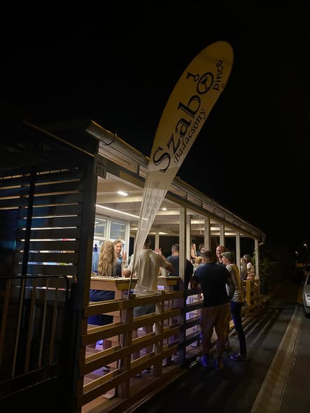 Esti terasz vendégekkel